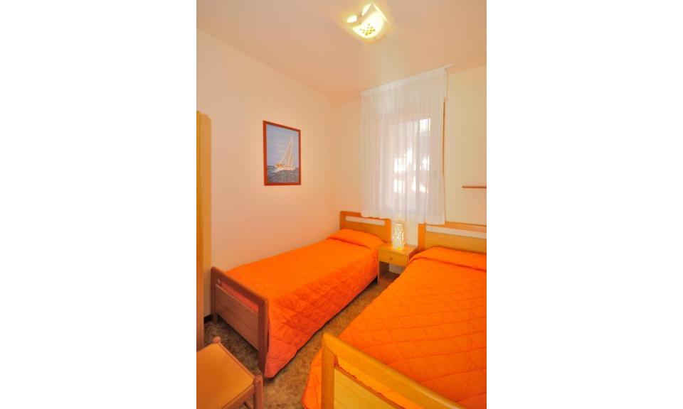 village WHITE STAR: C6/1 - chambre avec deux lits (exemple)
