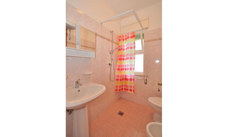 appartamenti CA CIVIDALE: C6 - bagno con tenda (esempio)