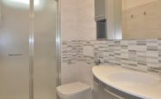 appartament STELLA: C6 - salle de bain avec cabine de douche (exemple)