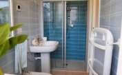 Residence EVANIKE: B4/2* - Badezimmer mit Duschkabine (Beispiel)