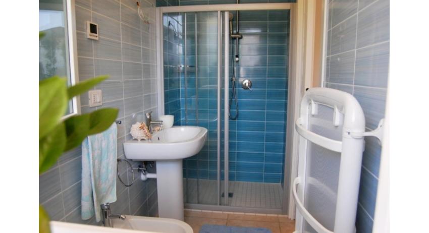 residence EVANIKE: B4/2* - bagno con box doccia (esempio)