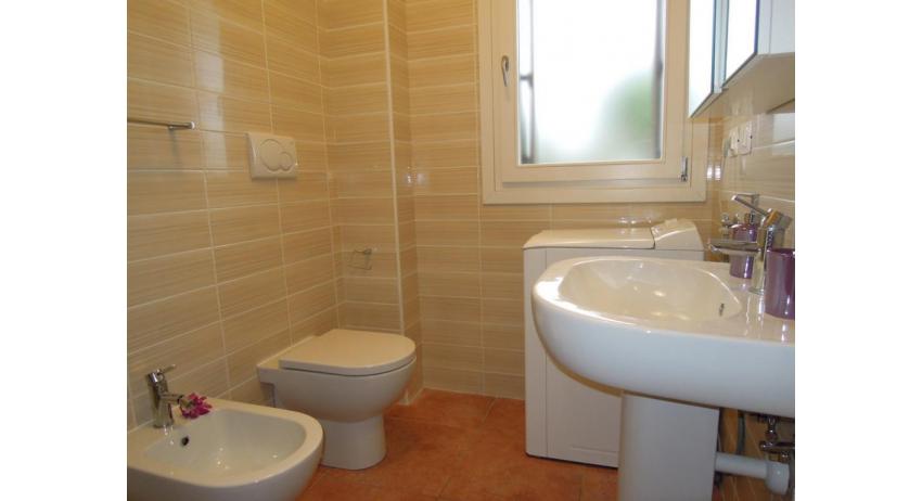Residence EVANIKE: C6* - Badezimmer mit Waschmaschine (Beispiel)