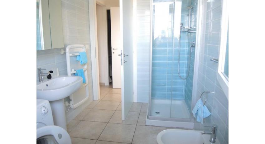 résidence EVANIKE: D8* - salle de bain avec lave-linge (exemple)
