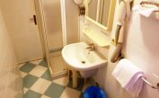 Hotel ALEMAGNA: Matrimoniale - Badezimmer mit Duschkabine (Beispiel)