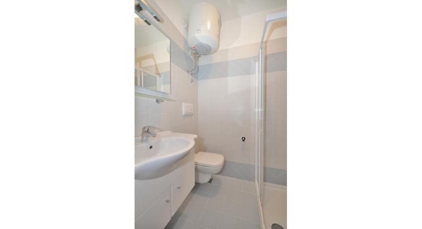 apartments TIZIANO: B5b - bathroom with a shower enclosure (example)