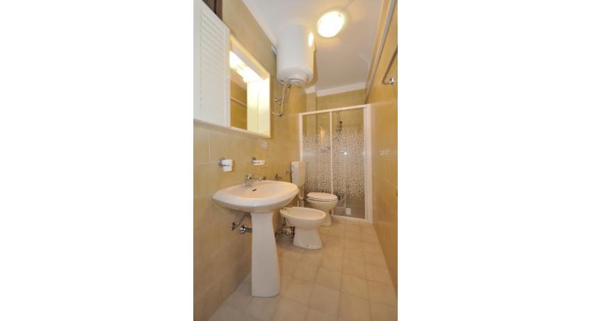 apartments MONACO: B5 - bathroom (example)