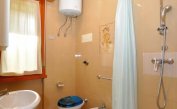 appartamenti VILLA FRIULI: B4 - bagno con tenda (esempio)
