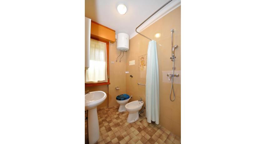 appartamenti VILLA FRIULI: B4 - bagno con tenda (esempio)