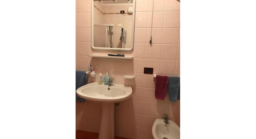 Residence LIDO DEL SOLE: B5 - Badezimmer mit Duschkabine (Beispiel)