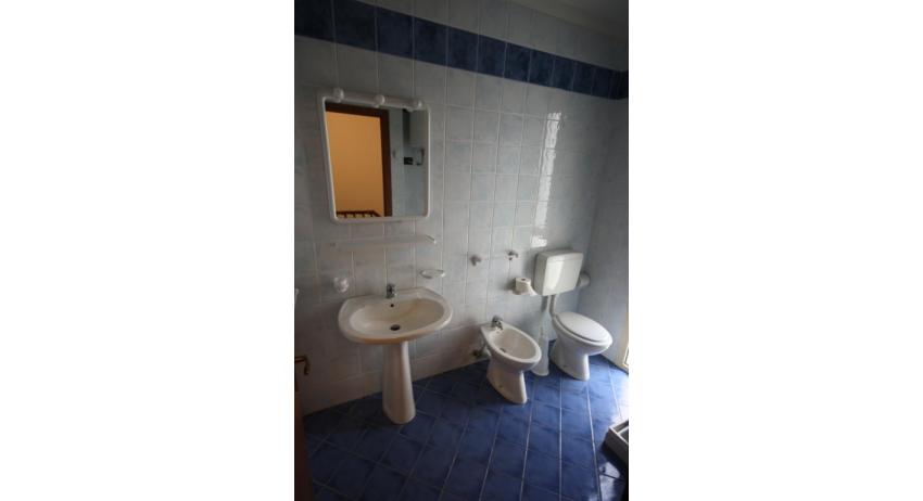 residence LIDO DEL SOLE: B5/V - bathroom (example)