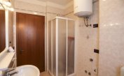 résidence LIDO DEL SOLE: B5/V - salle de bain avec cabine de douche (exemple)