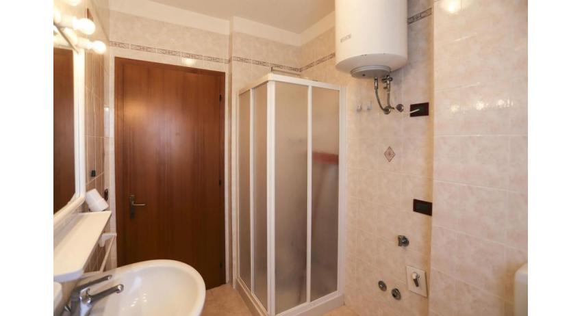 Residence LIDO DEL SOLE: B5/V - Badezimmer mit Duschkabine (Beispiel)