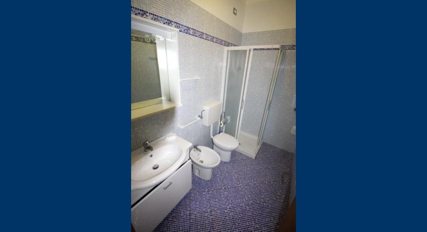 B5+ - Badezimmer mit Duschkabine (Beispiel)