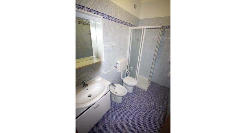 residence VALBELLA: B5+ - bagno con box doccia (esempio)