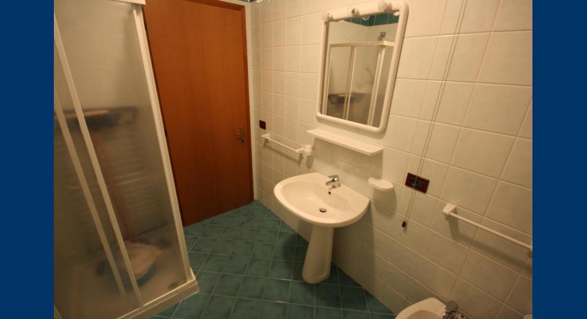 C7 - Badezimmer mit Duschkabine (Beispiel)