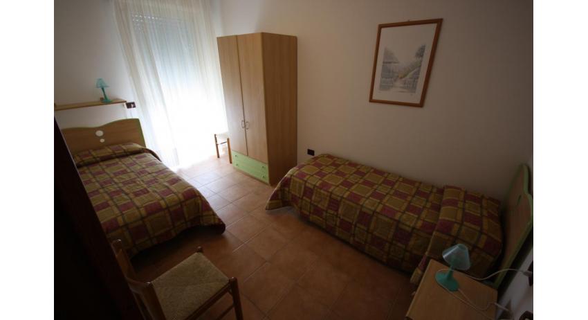 résidence LIDO DEL SOLE: C7 - chambre avec deux lits (exemple)
