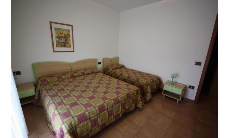 résidence LIDO DEL SOLE: C7 - chambre à 3 lits (exemple)