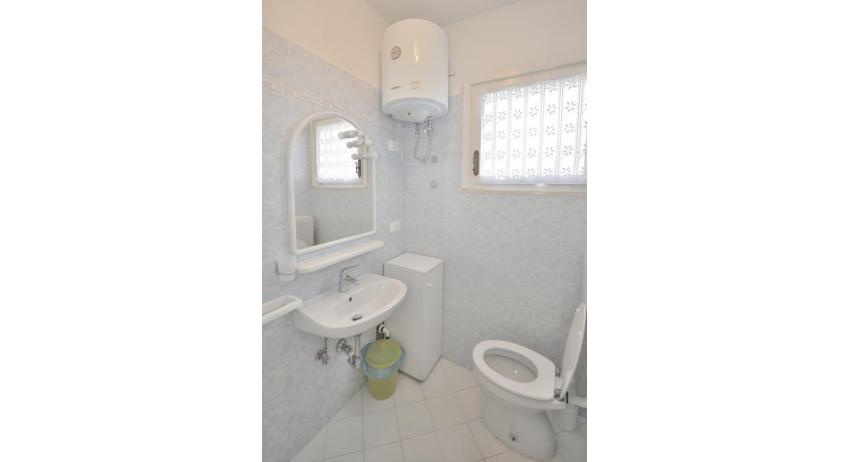 apartments VILLAGGIO MICHELANGELO: B4 - bathroom (example)