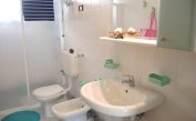 residence LIA: B5* - bagno con box doccia (esempio)