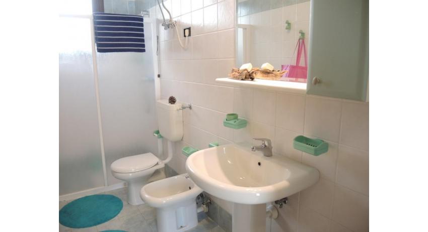 résidence LIA: B5* - salle de bain avec cabine de douche (exemple)